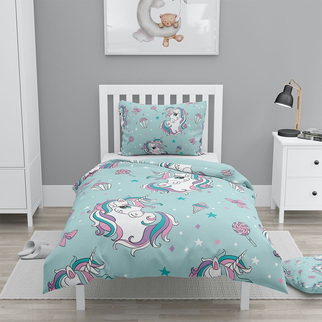 Sweet unicorn ett tukost påslakanset i bomull i juniorstorlek med ett mönster med enhörningar i mått 100 x 140 cm, örngott 50 x 70 cm, från Indusia design.