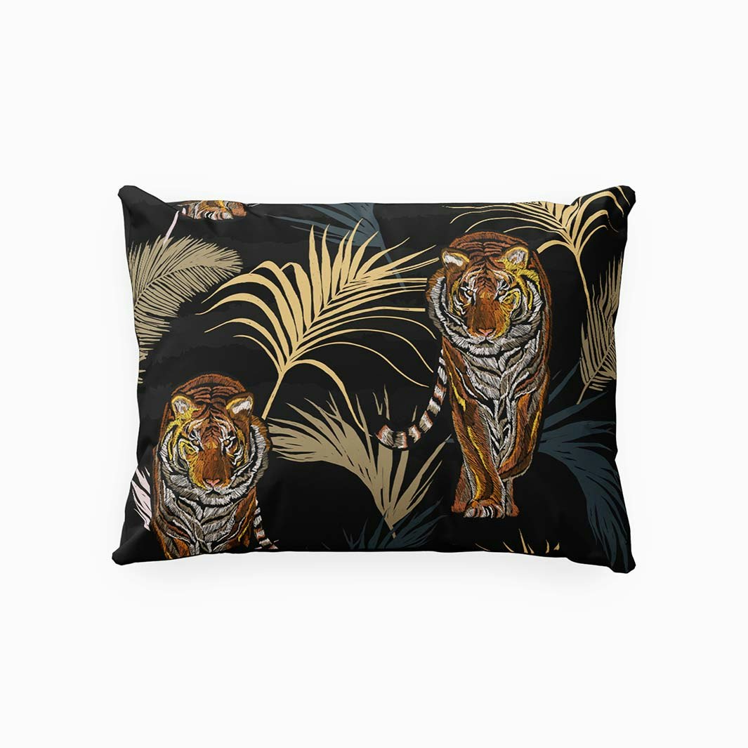 Tropical tigers ett örngott i mått 50 x 60 cm i bomullssatin i svart, beige, rost och vitt, från Indusia design