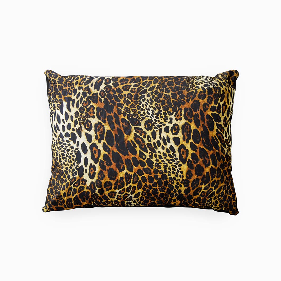 Leopard print ett leopardmönstrat örngott i bomullssatin i mått 50 x 60 cm, från Indusia design