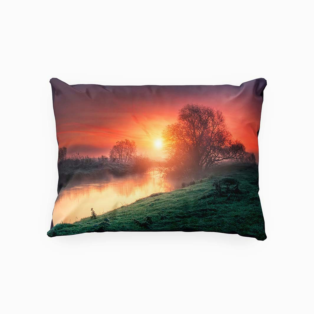 Misty sunrise ett örngott i bomullssatin med en vacker solnedgång i mått 50 x 60 cm, från Indusia design