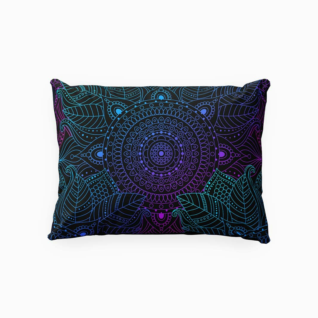 Mandala blue ett svart örngott i bomullssatin en blå, lila och grön mandala mått 50 x 60 cm, från Indusia design