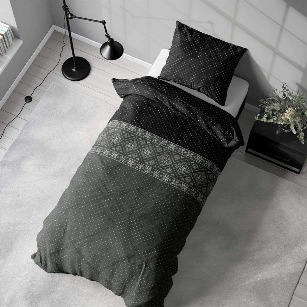 Saga olive ett vackert påslakanset i bomullsflanell i grönt och svart med med knäppning i underkant, från Indusia design