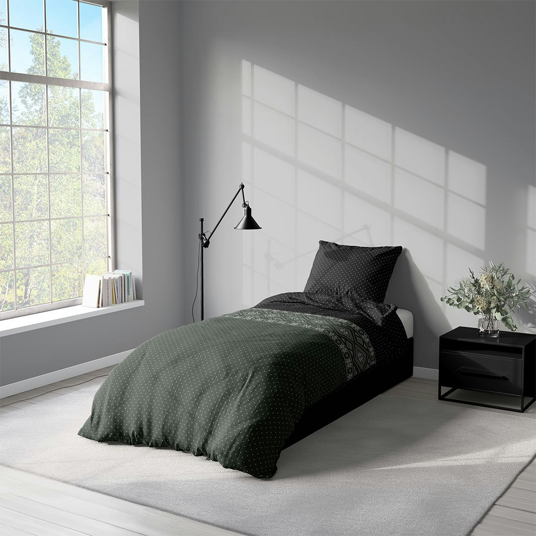 Saga olive ett vackert påslakanset i bomullsflanell i grönt och svart med med knäppning i underkant, från Indusia design