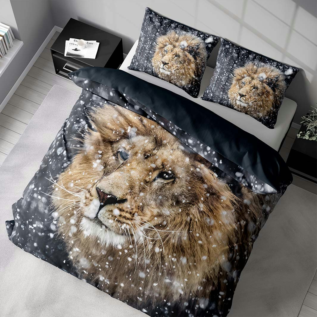 Lion ett vackert påslakanset i bomullsflanell i mått 200 x 220 cm med 2 st örngott 70 x 50 cm med ett vackert naturmönster med knäppning i botten, från Indusia design