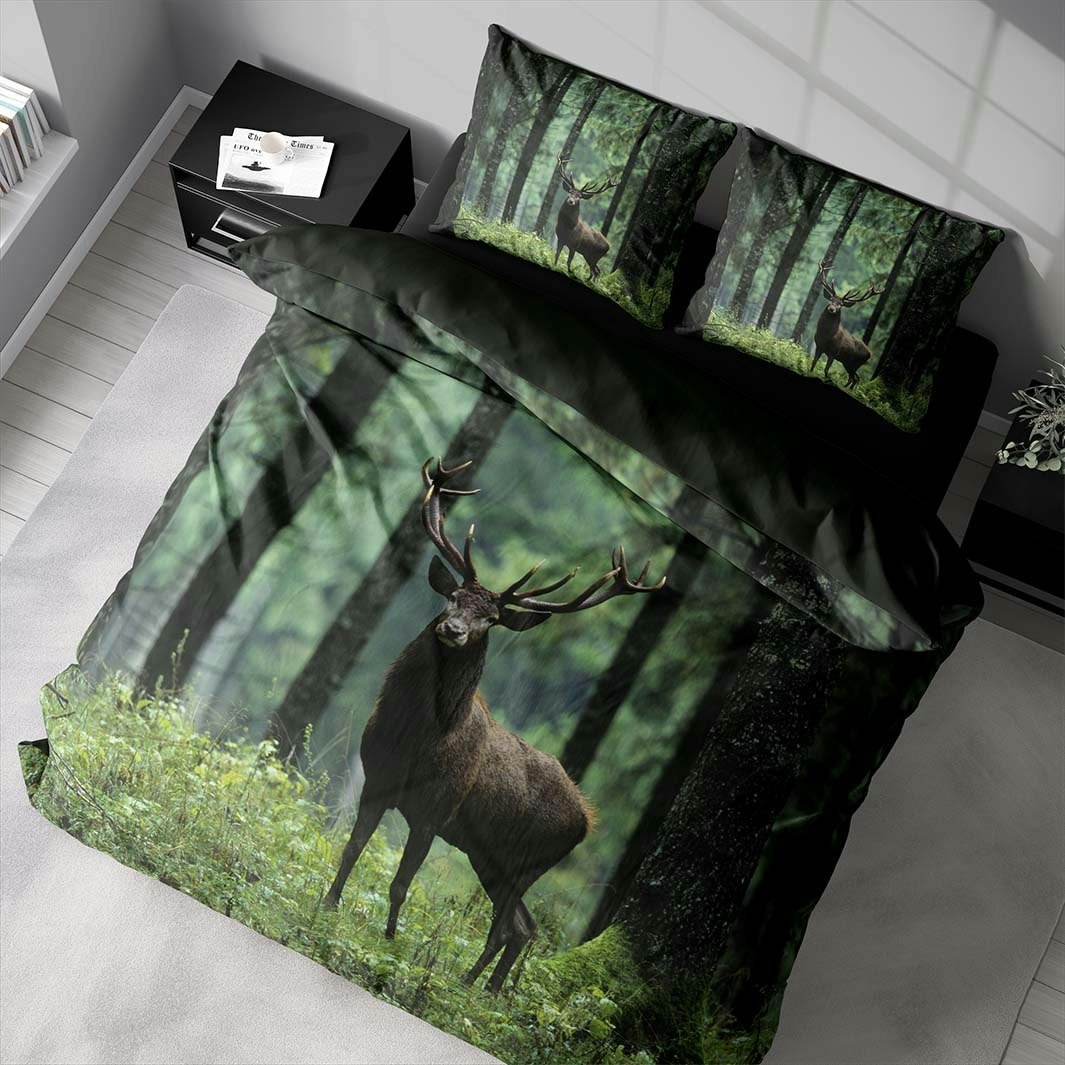 Stag nature ett vackert påslakanset i bomullsflanell i mått 200 x 220 cm med 2 st örngott i 70 x 50 cm med ett vackert naturmönster med knäppning i botten, från Indusia design