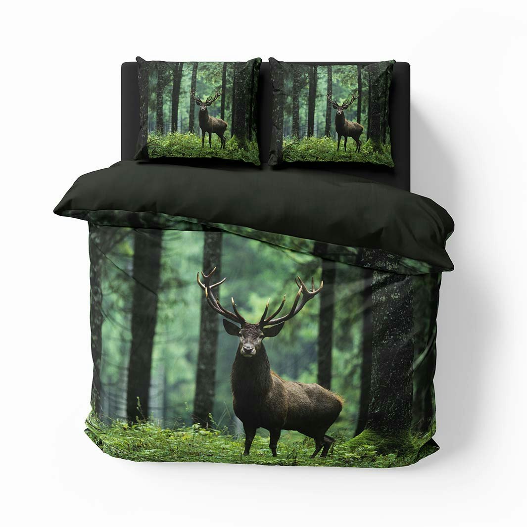 Stag nature ett vackert påslakanset i bomullsflanell i mått 200 x 220 cm med 2 st örngott i 70 x 50 cm med ett vackert naturmönster med knäppning i botten, från Indusia design