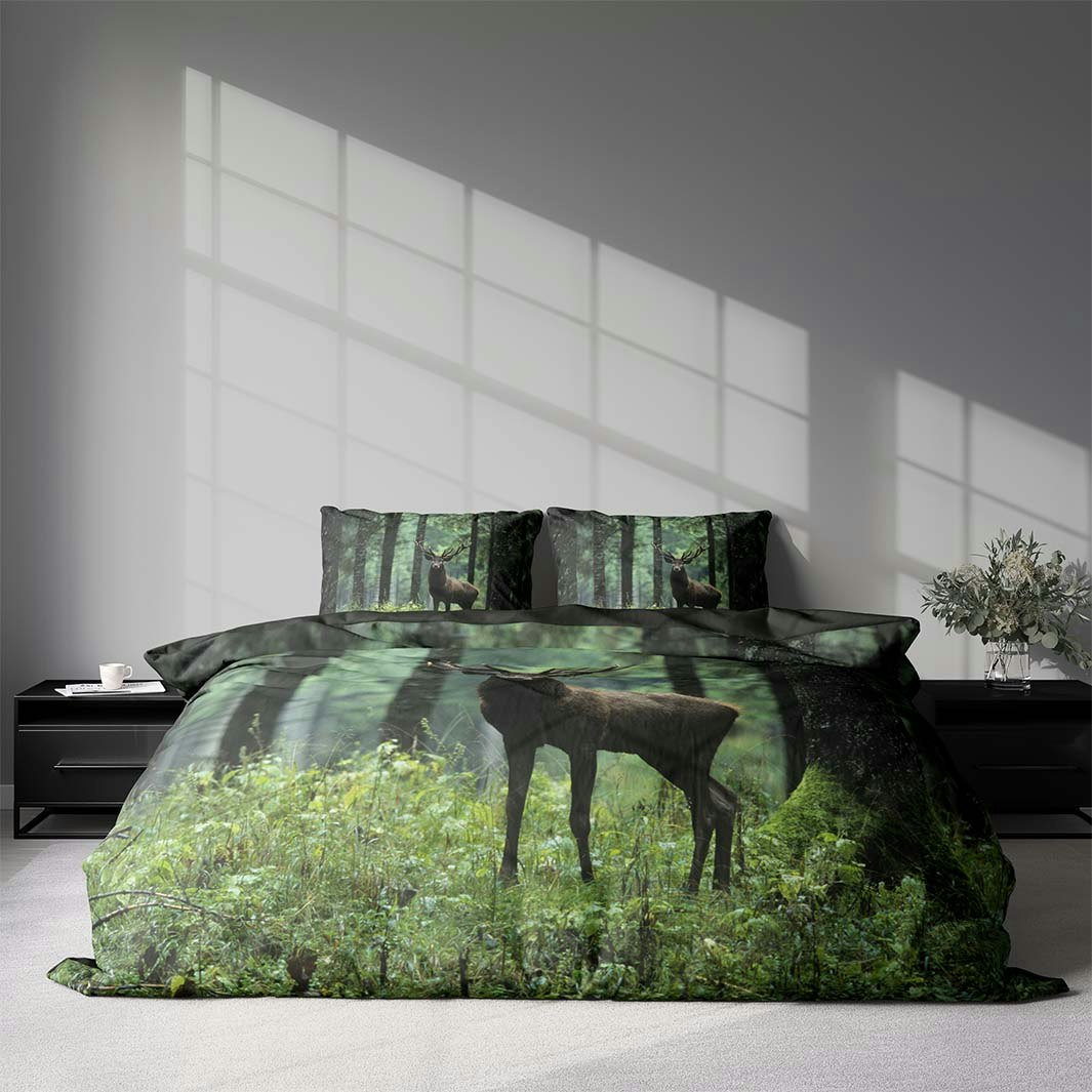 Stag nature ett vackert påslakanset i bomullsflanell i mått 200 x 220 cm med 2 st örngott i 70 x 50 cm med ett vackert naturmönster med knäppning i botten, från Indusia design