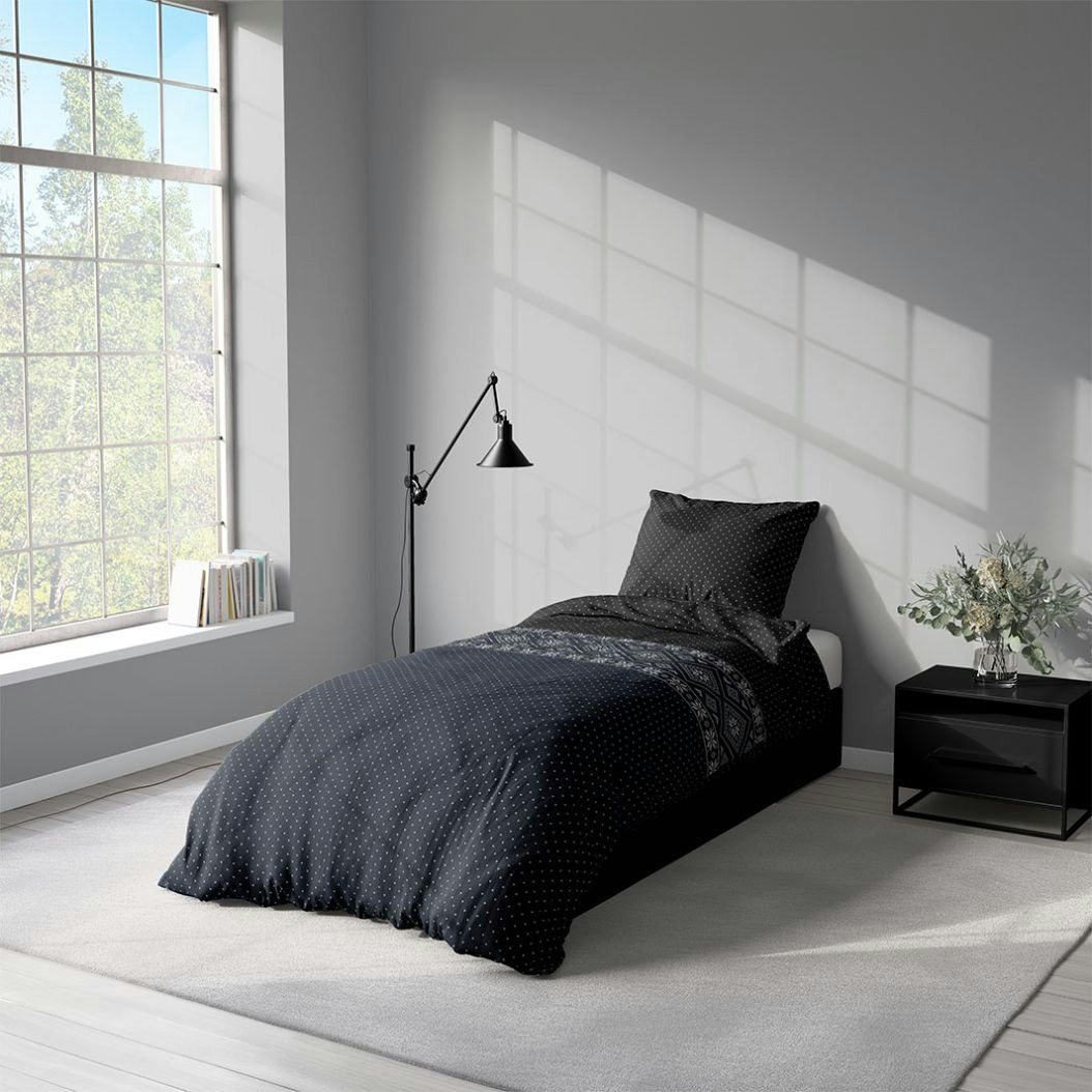 Saga blue ett vackert påslakanset i bomullsflanell i blått och svart med med knäppning i underkant, från Indusia design