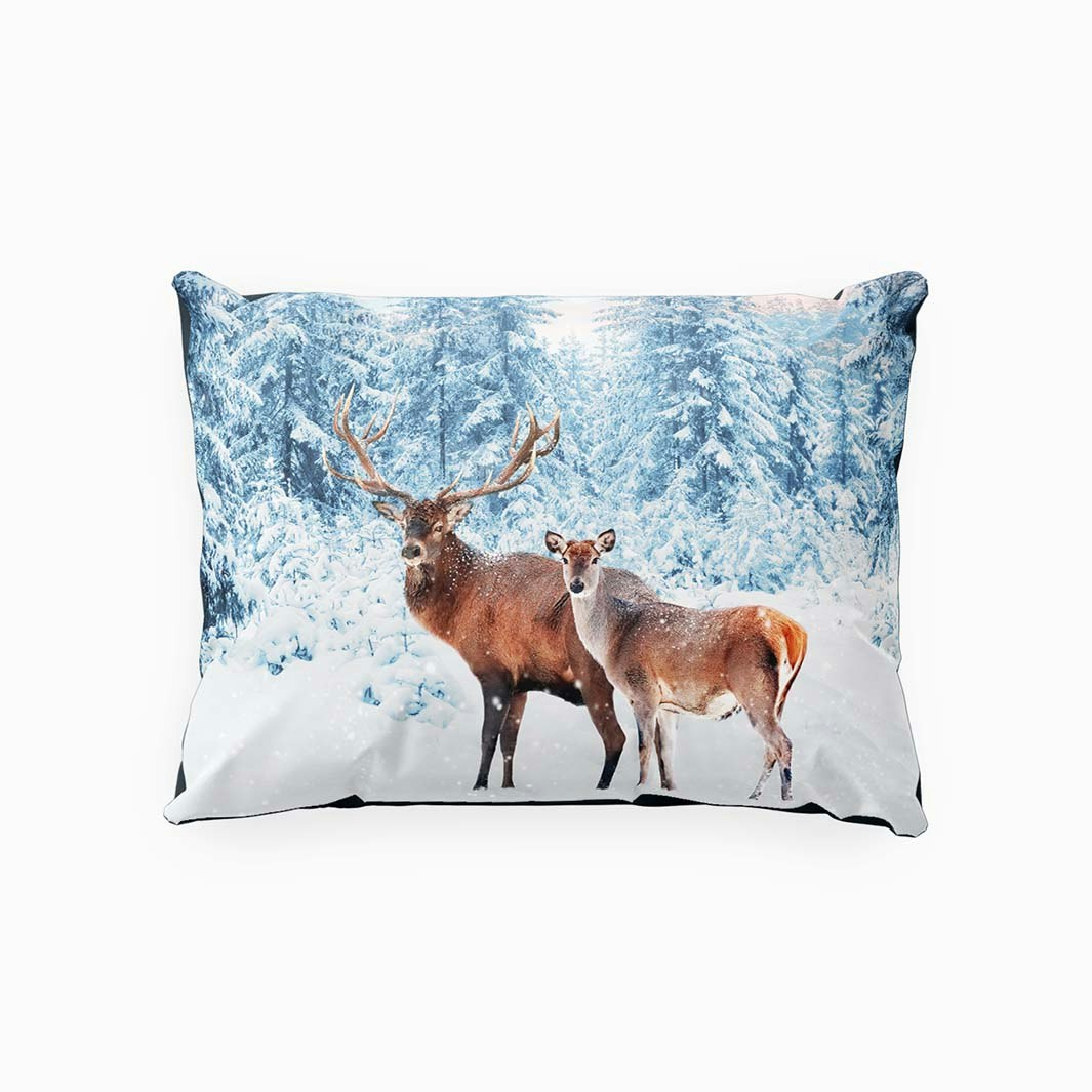 Winter deer ett örngott i mått 70 x 100 cm i bomull med ett naturmönster i vitt och blått, från Indusia design