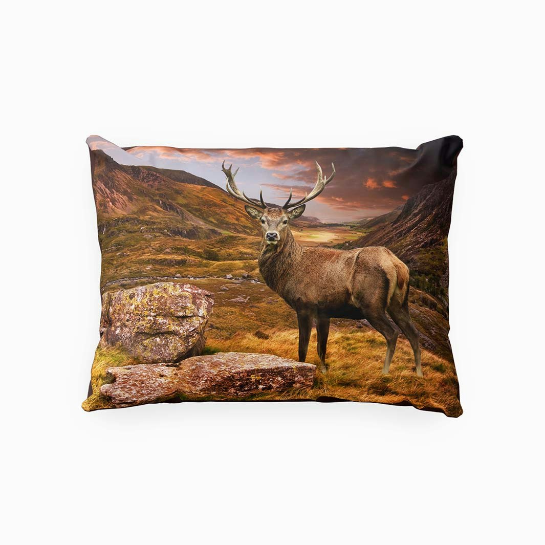 Deer mountain ett örngott i mått 50 x 60 cm i bomullsflanell i rosttoner med en vacker naturbild, från Indusia design