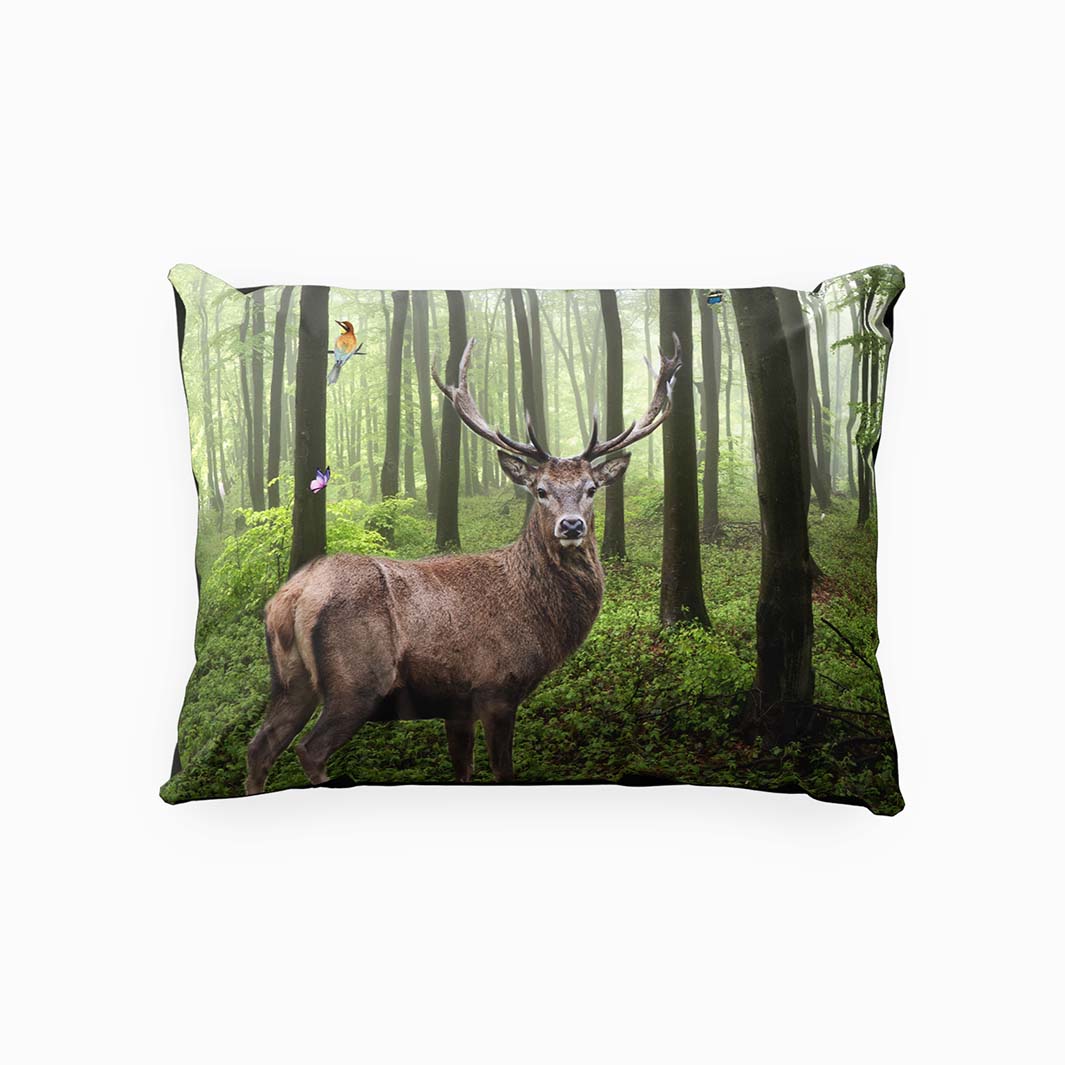 Deer nature ett örngott i mått 50 x 60 cm i bomullsflanell i gröna toner med en vacker naturbild, från Indusia design
