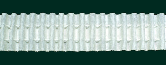 Rynkband i vitt till gardinupphängningar i polyester i bredd 3 cm