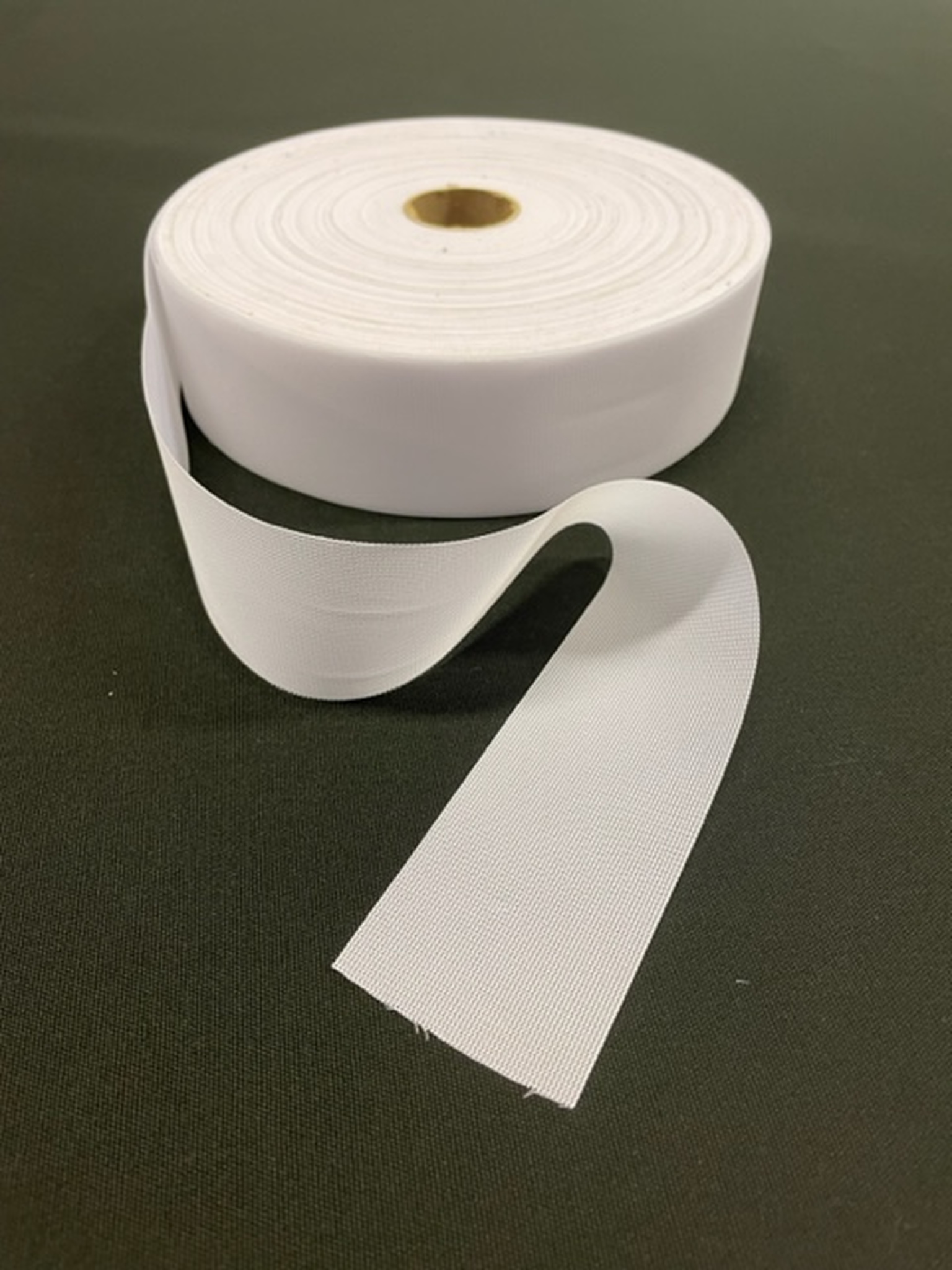 Kanalband i vitt till gardinupphängningar i polyester i bredd 5 cm