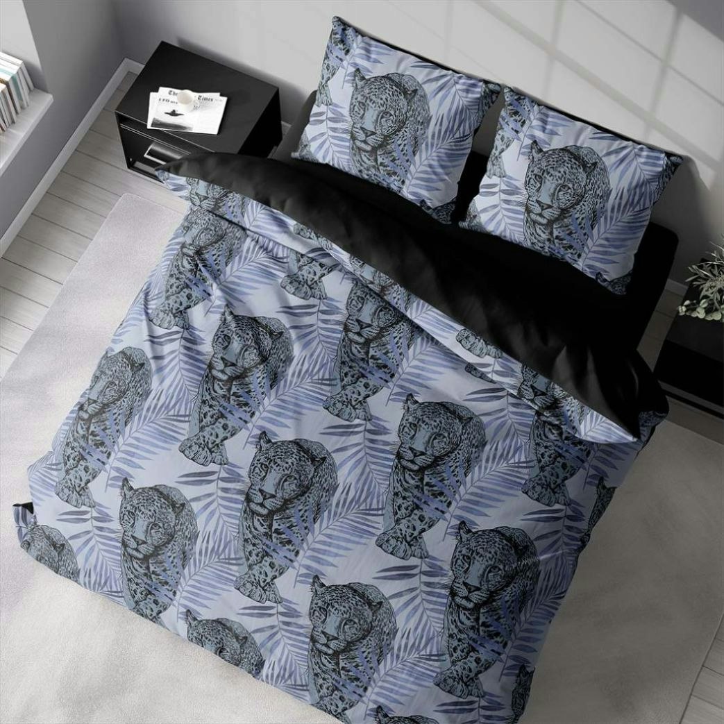 Leo blue ett blått påslakanset till dubbeltäcke i bomull i storlek 200 x 220 cm med ett loepardmönster med knäppning i botten, från Indusia design