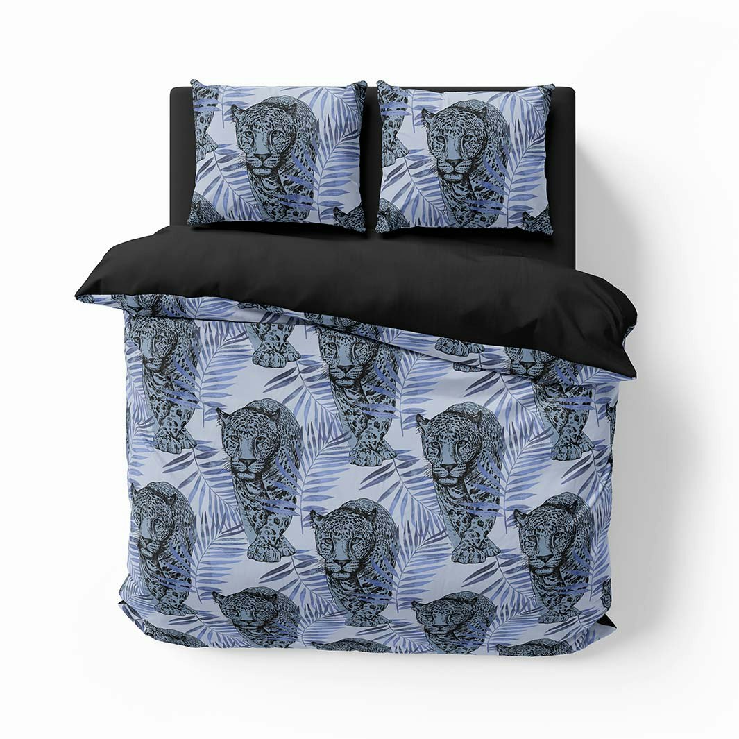 Leo blue ett blått påslakanset till dubbeltäcke i bomull i storlek 200 x 220 cm med ett loepardmönster med knäppning i botten, från Indusia design