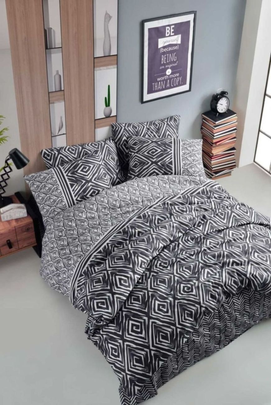 Motto smoked ett påslakanset i bomull till king size täcke i mått 240 x 220 cm i svart och vitt med dragkedja i botten, från Indusia design