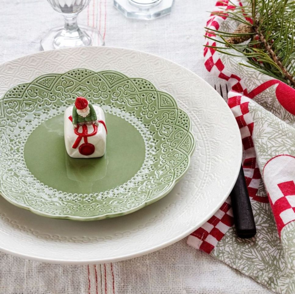 Julklappstomtar i 3 pack från Cult design i porslin i rött, vitt, grönt och grått, höjd 5 cm.