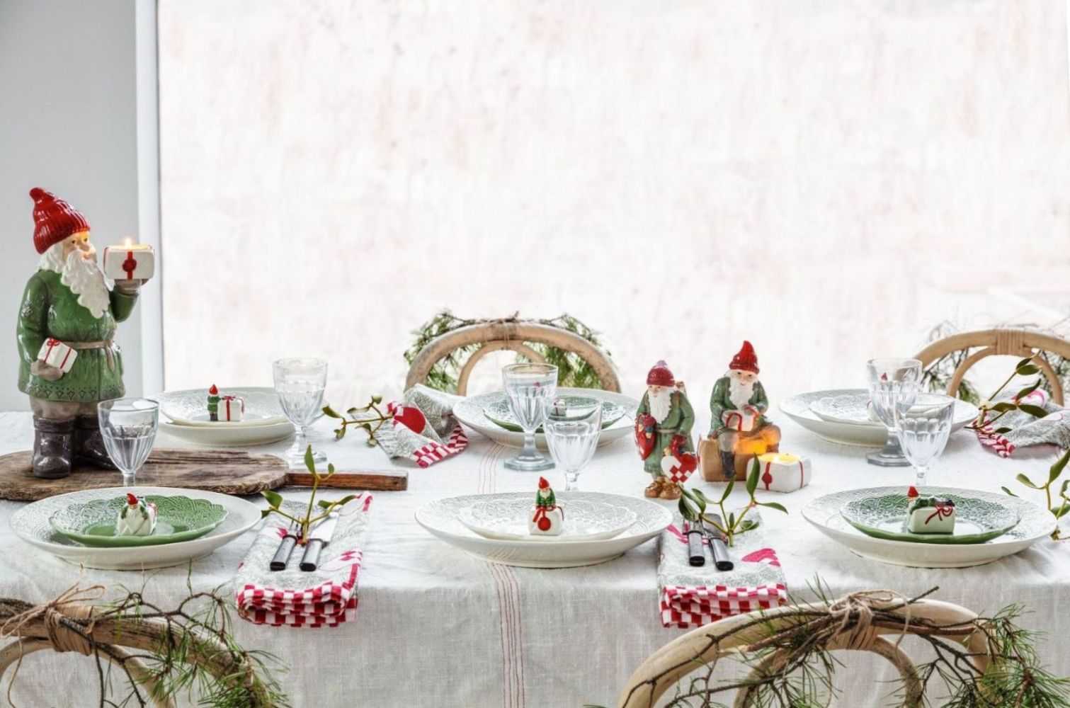 Julkalas lilltomten en porslinsfigur i grågrönt, vitt och rött från Cult design, höjd 17 cm.