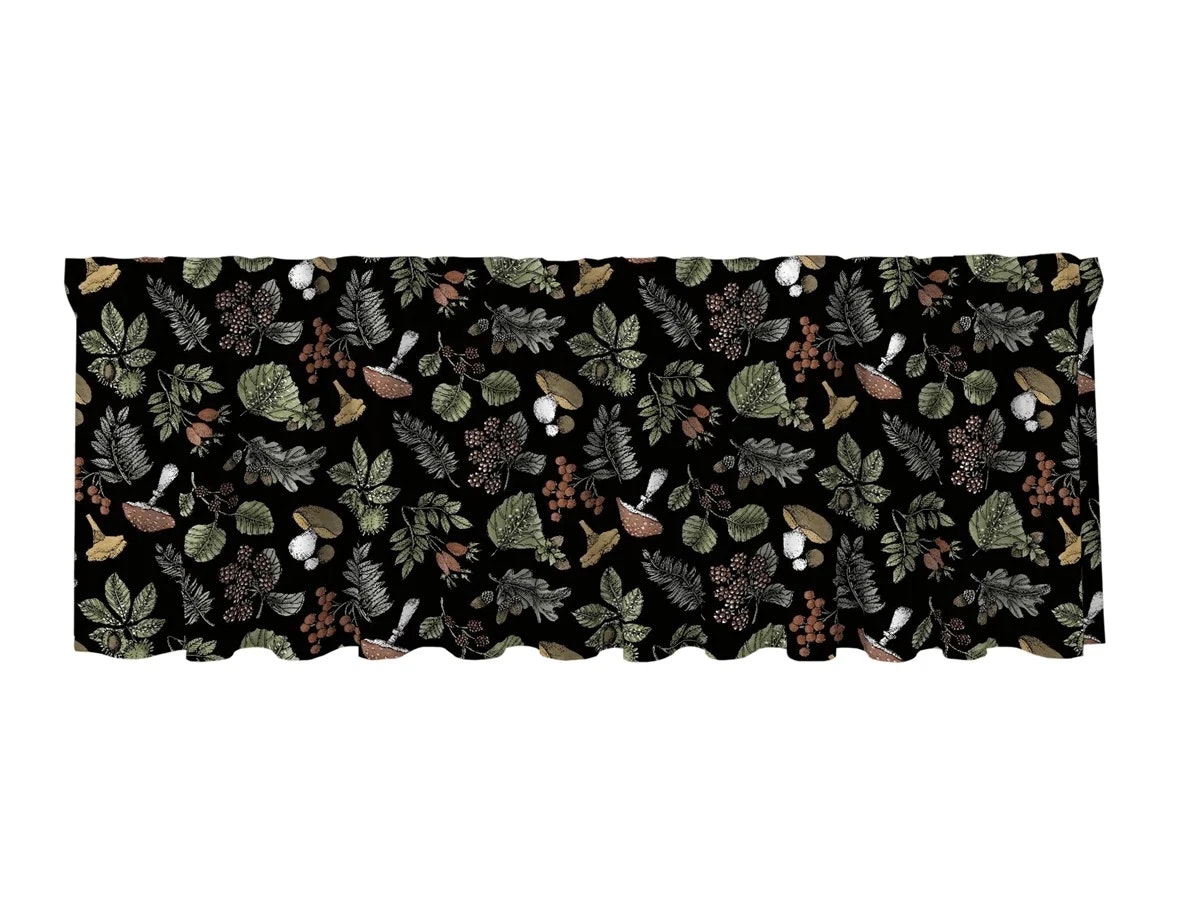 Skogen en svart färdigsydd gardinkappa i bomull med ett mönster med svampar och blad med öljetter, från Redlunds textil