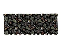 Skogen en svart färdigsydd gardinkappa i bomull med ett mönster med svampar och blad med öljetter, från Redlunds textil