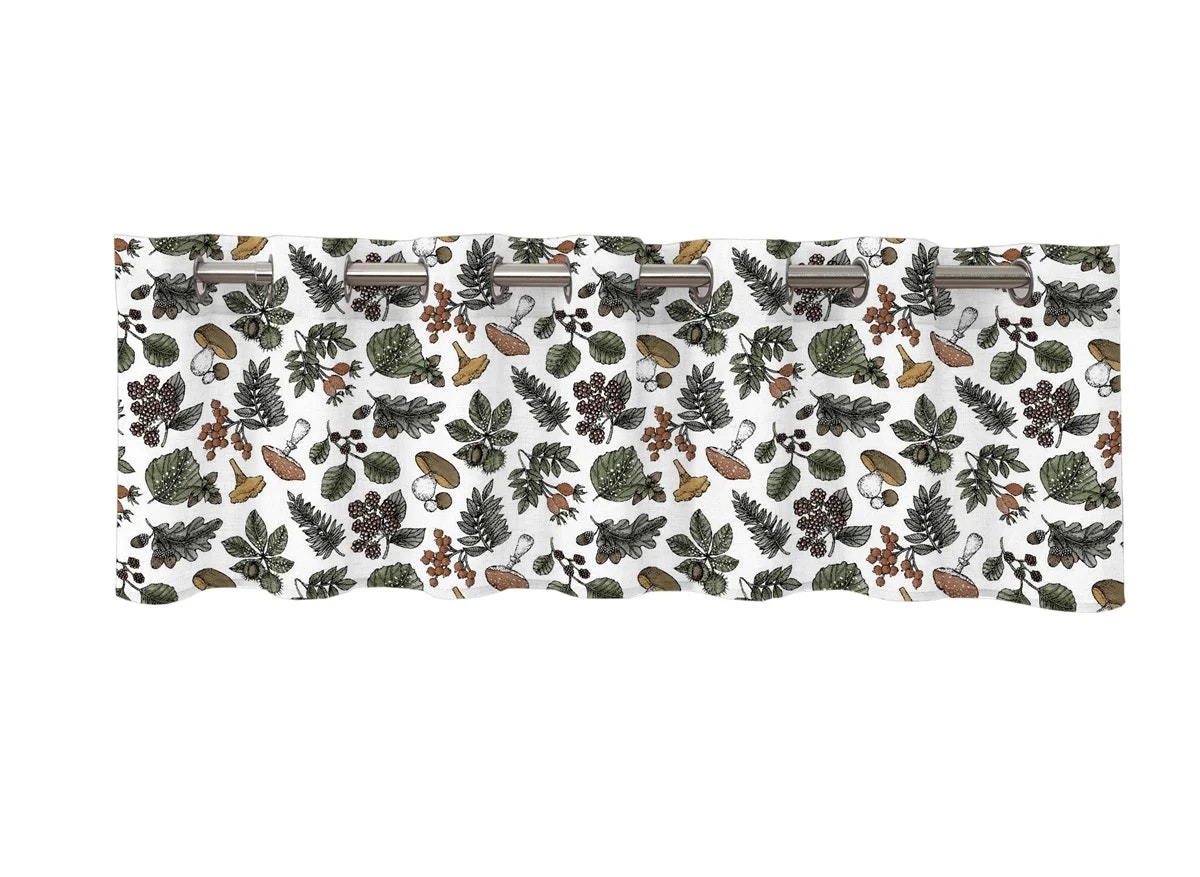 Skogen en vit färdigsydd gardinkappa med öljetter i bomull med ett mönster med svampar och blad, från Redlunds textil