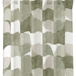 Odelia ett grönt gardinset med multiband med ett grafiskt mönster, från Redlunds textil