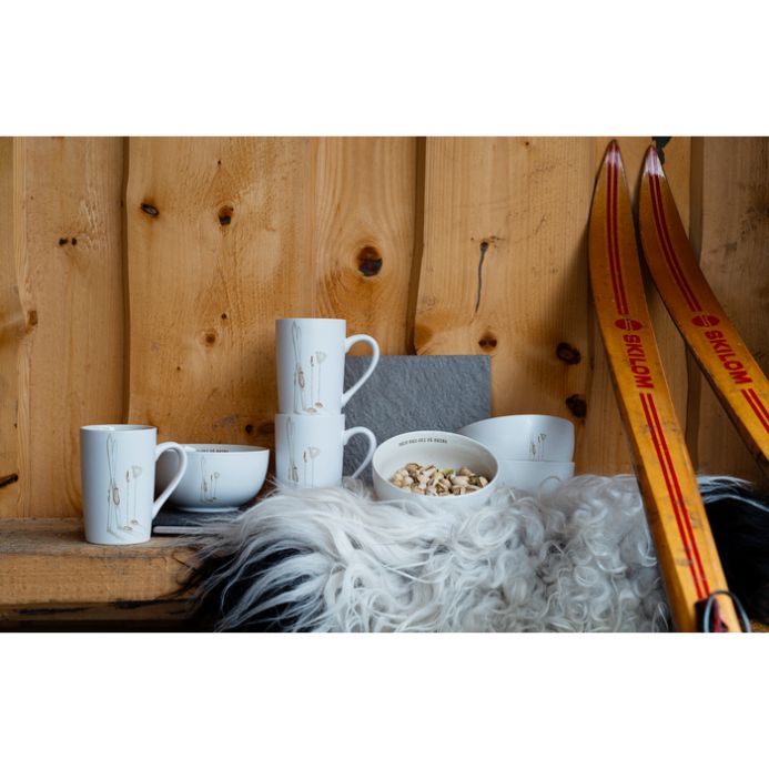Ski en chokladmugg/kaffemugg i vitt porslin med ett härligt skidmönster från Stiernholm/Modern house