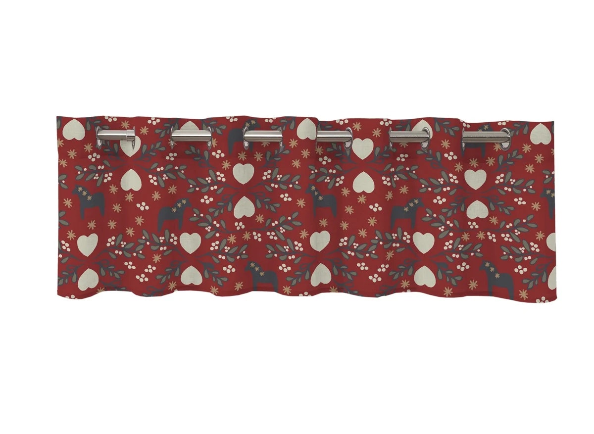Julglädje en röd färdigsydd gardinkappa med öljetter från Redlunds textil i mått 250 x 50 cm