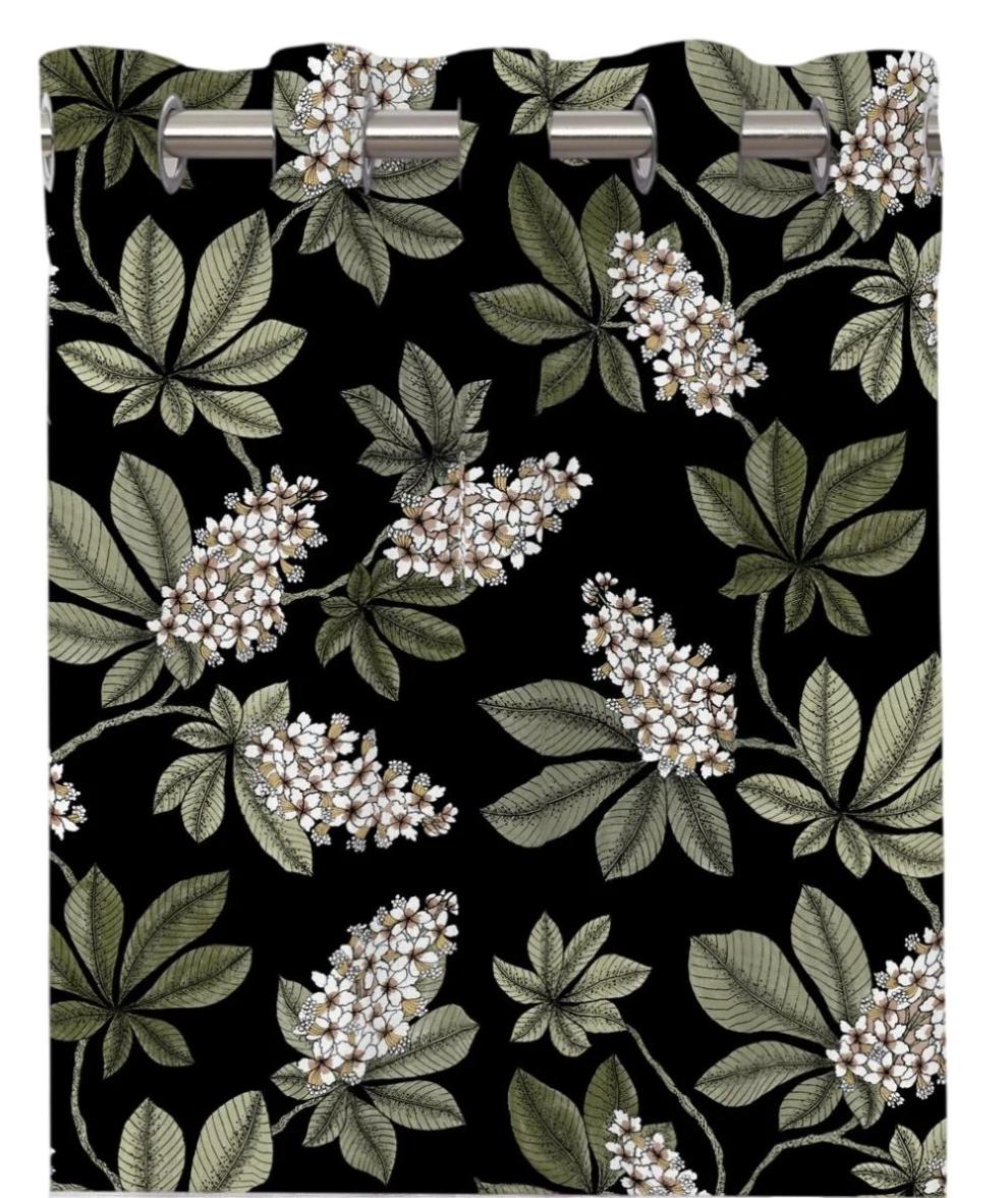 Prag ett färdigsytt gardinset i bomull med öljetter på en svart botten med gröna blad och vita blommor, från Redlunds textil