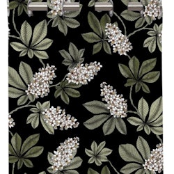 Prag ett färdigsytt gardinset i bomull med öljetter på en svart botten med gröna blad och vita blommor, från Redlunds textil