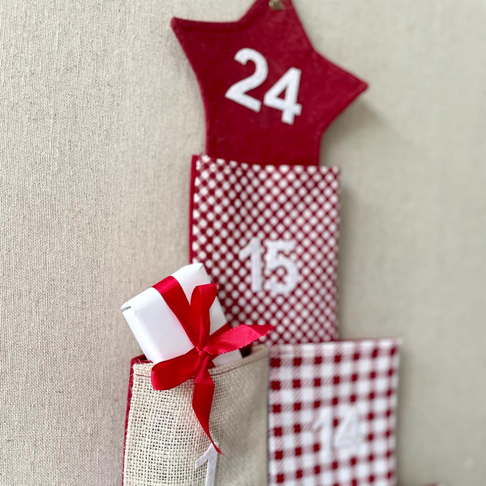 Julkalender X-MAS en presentkalender i rött, vitt och beige bomull i mått 60 x 90 cm från Noble house