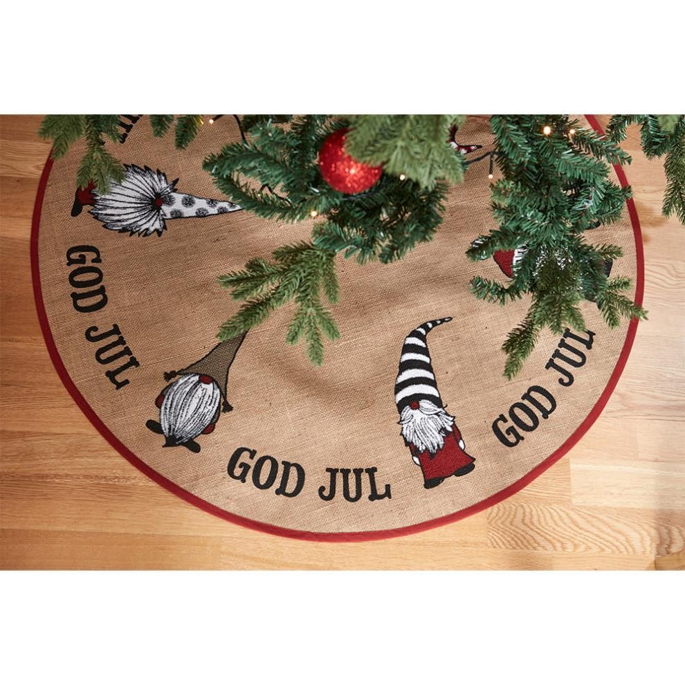X-Mas santa en rund julgransmatta i jute med tomtar från Noble house, diameter 90 cm
