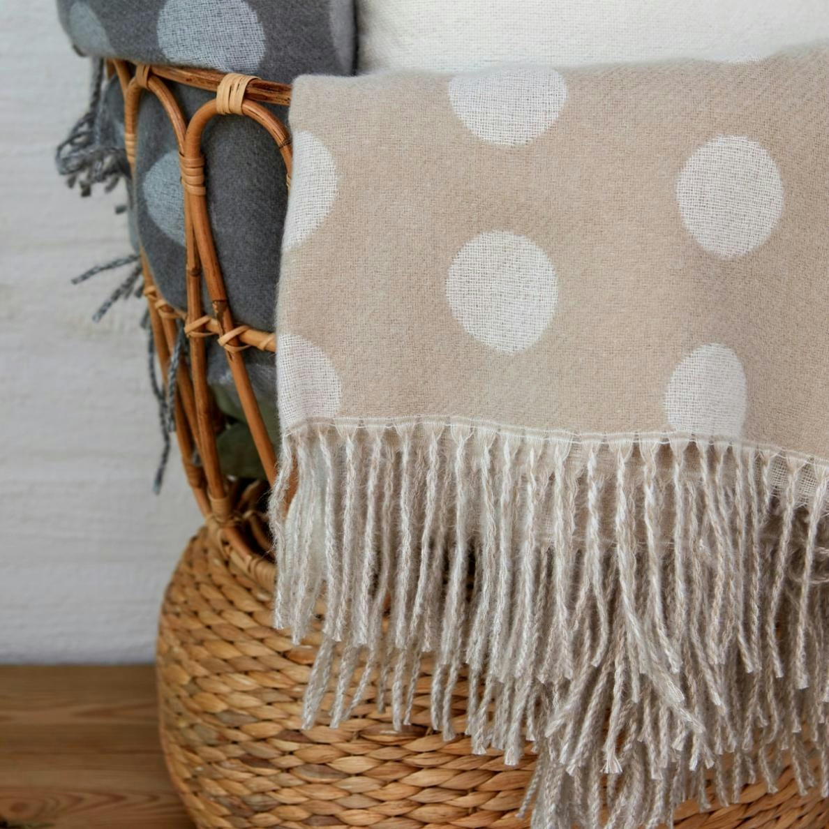 Dot en beige och vit pläd med prickar i akryl från Noble house mått 125 x 150 cm