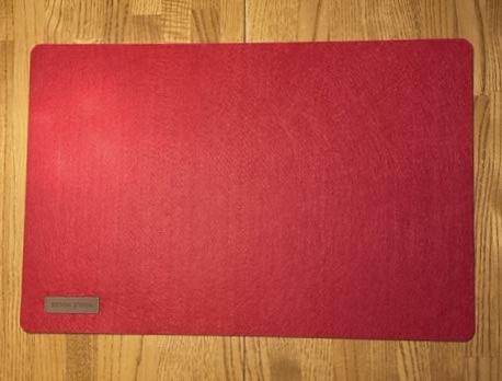 Marvin en röd tablett i filt från Noble house mått 30 x45 cm