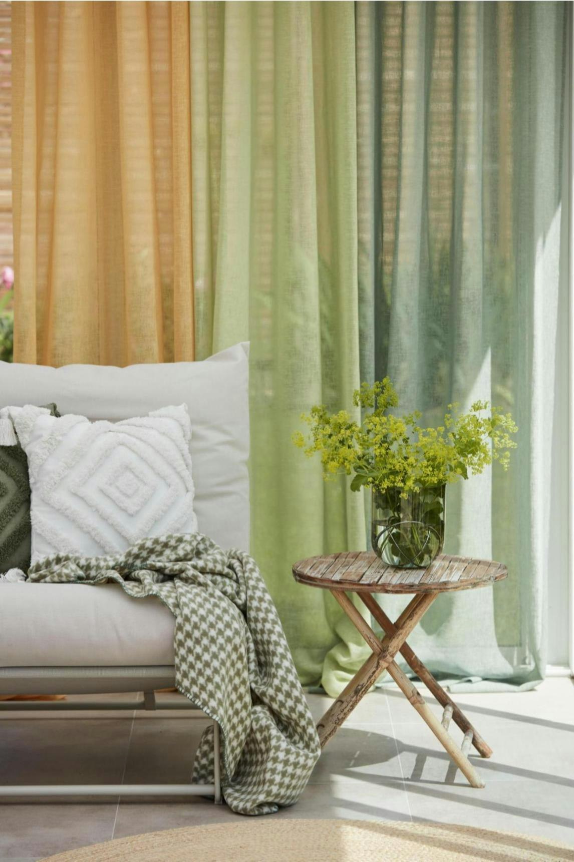 Stina season ett grönt enfärgat gardinset med öljetter från Noble house