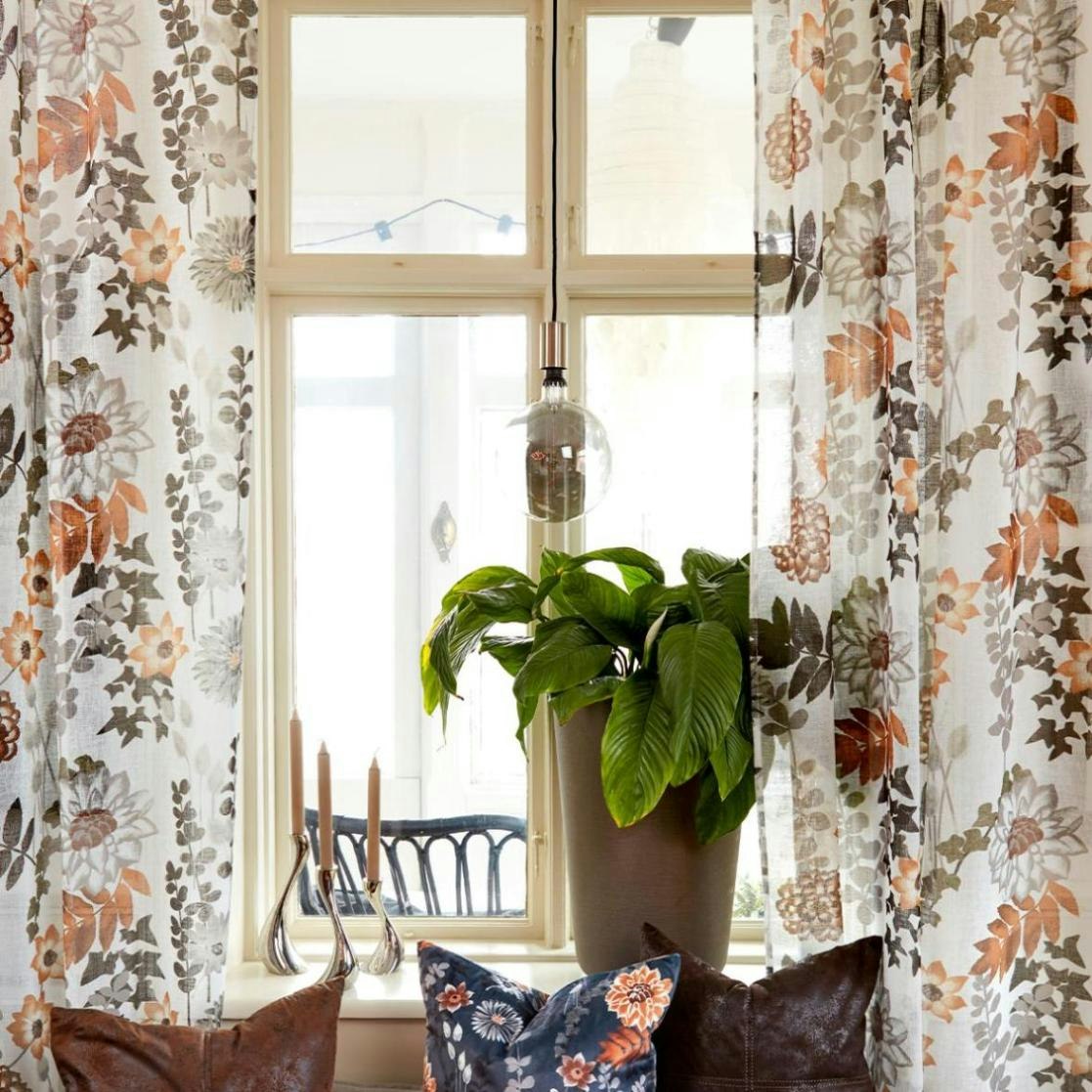 Autumn garden ett gardinset i off-white med med ett mönster i murriga toner från Noble house