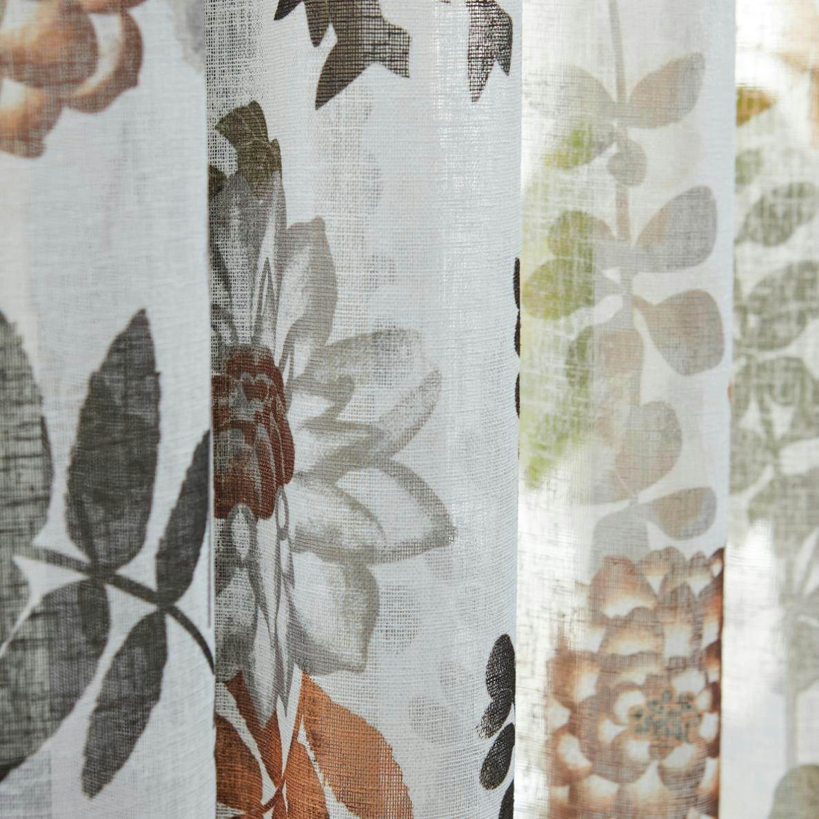 Autumn garden ett gardinset i off-white med med ett mönster i murriga toner från Noble house