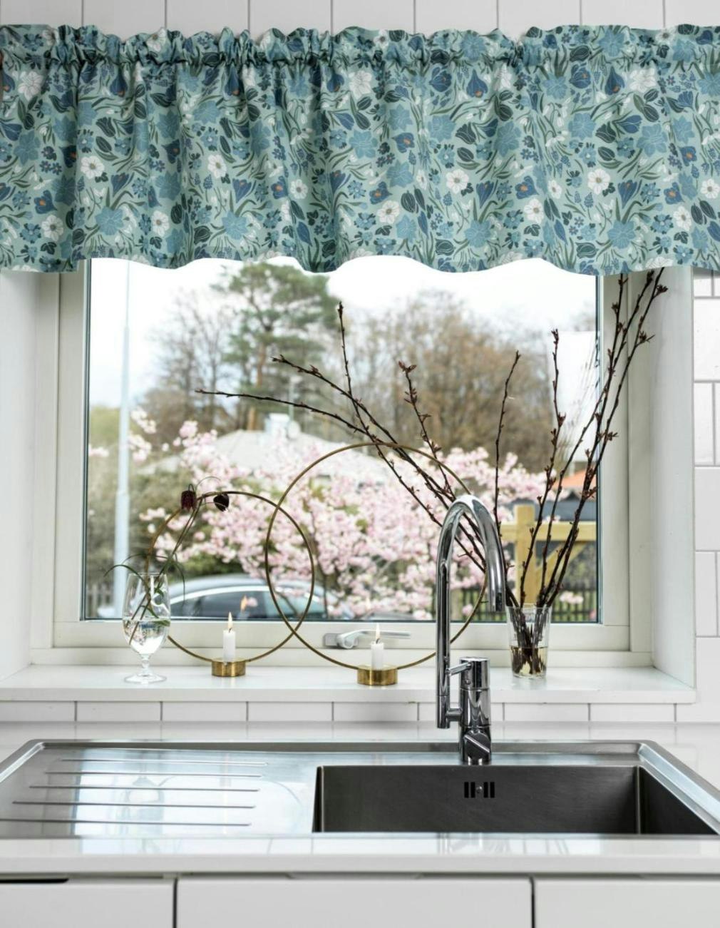 Noble house Blommor en grön gardinkappa i bomull med blå blommor och kanal  från Noble house 180 x 45 cm - Roomoutlet.se - Textilier och inredning i  Karlstad