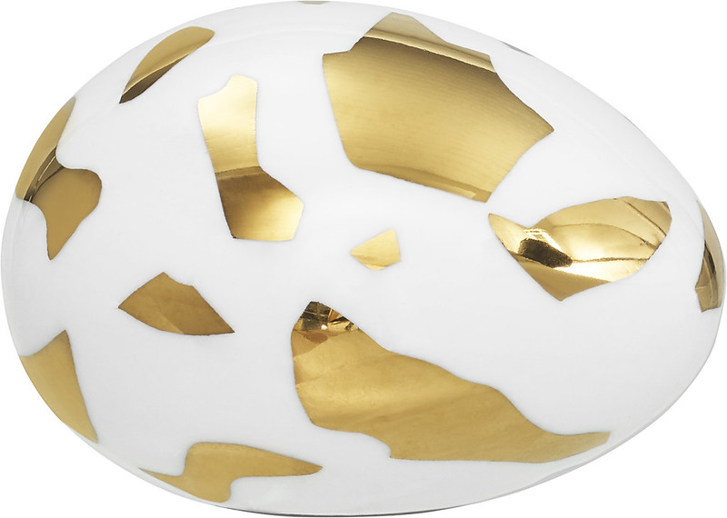 Cult design Goldie ett vitt och guldfärgat påskägg av glaserad lergods