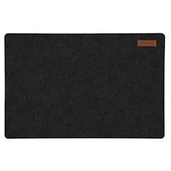 Marvin en svart tablett i filt från Noble house mått 30 x45 cm