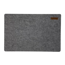 Marvin en grå tablett i filt från Noble house mått 30 x45 cm