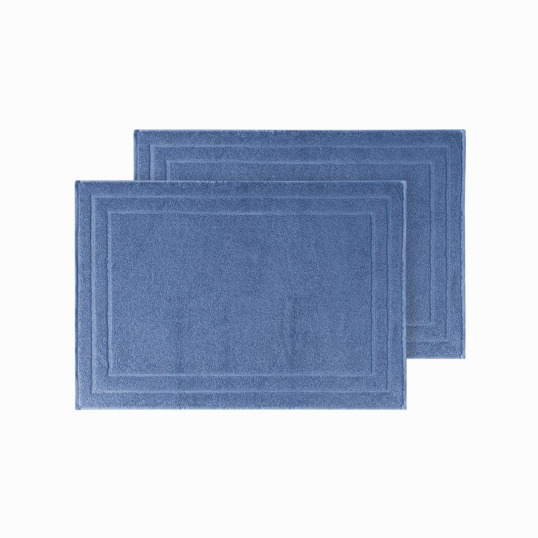 Roma en serie med blå badlakan, handdukar och badrumsmatta i en tjock och slitstark bomullsfrotté från Indusia design.