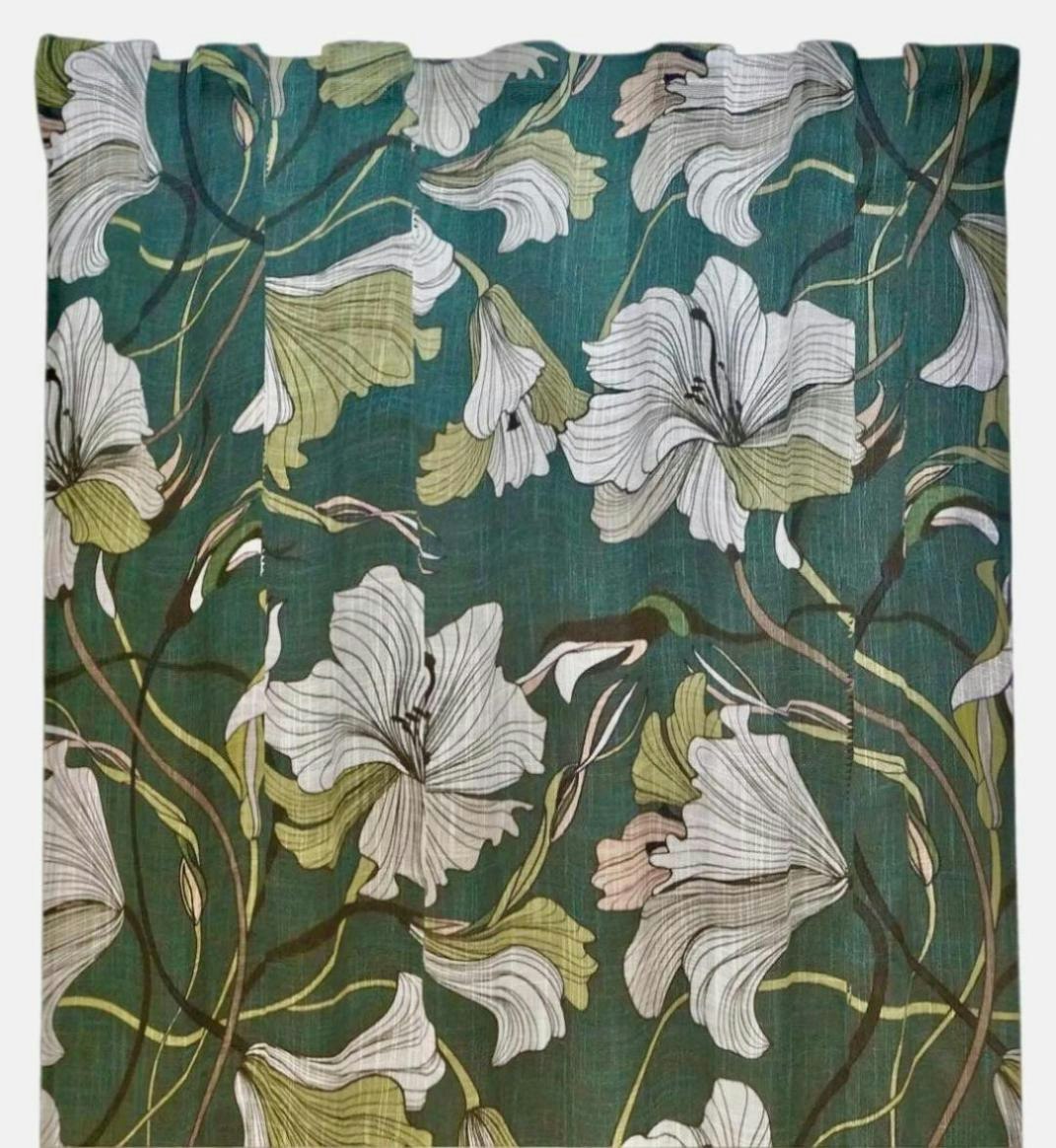 Lilly ett grönt gardinset med ett blommönster och multiband från Redlunds textil i mått 2 x 140 x 250 cm