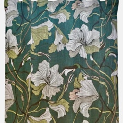 Lilly ett grönt gardinset med ett blommönster och multiband från Redlunds textil i mått 2 x 140 x 250 cm