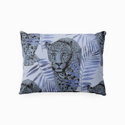 Leo blue blått örngott 50 x 70 cm bomull med ett svart leopardmönster från Indusia design
