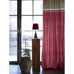 Svanefors Carin ett rött och beige gardinset med multiband mått 2 x 140 x 260 cm