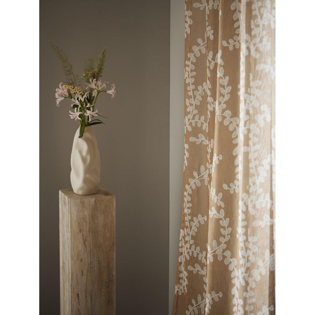 Svanefors Jenny ett saffransgult gardinset med en vit bladslinga 2 x 140 x 280