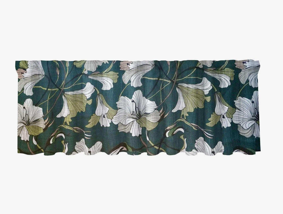 Lilly en grön färdigsydd gardinkappa med ett blommönster och multiband från Redlunds textil i mått 2 x 140 x 250 cm