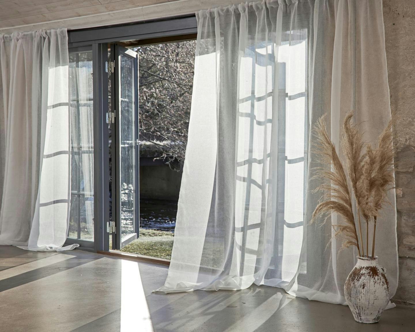Boel & Jan Frej en off-white extralång skir gardin i dubbel bredd med multiband i mått 1 x 280 x 300 cm