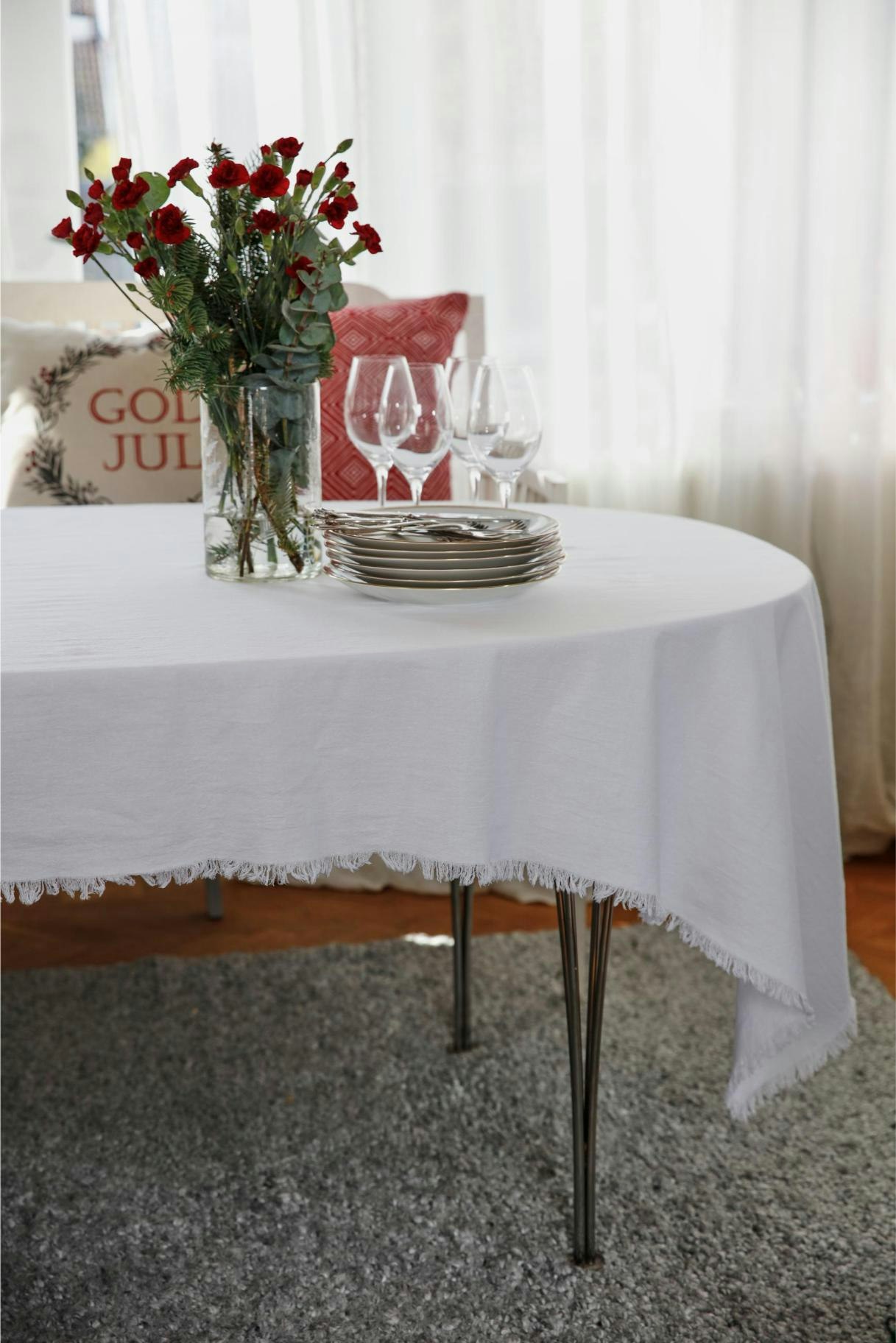 Noble house Fringe vit bordsduk med med fransar i mått 140 x 240 cm
